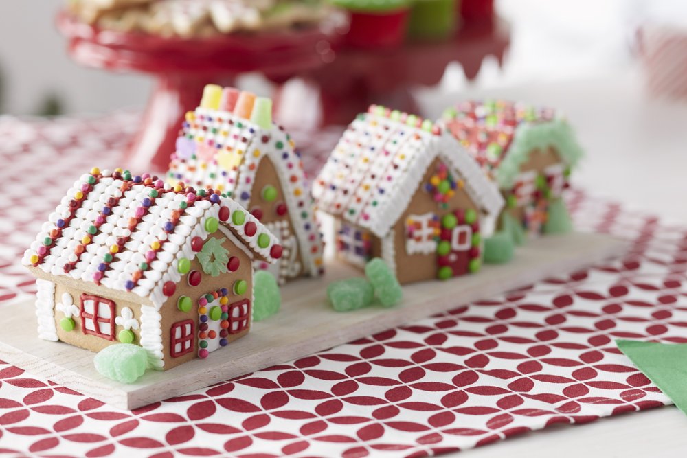 Wilton Build It Yourself Mini Village Gingerbread House Decorating Kit